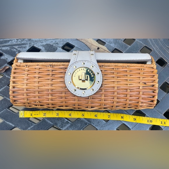 Michael Kors clutch. Woven. With twist lock. - Picture 13 of 17